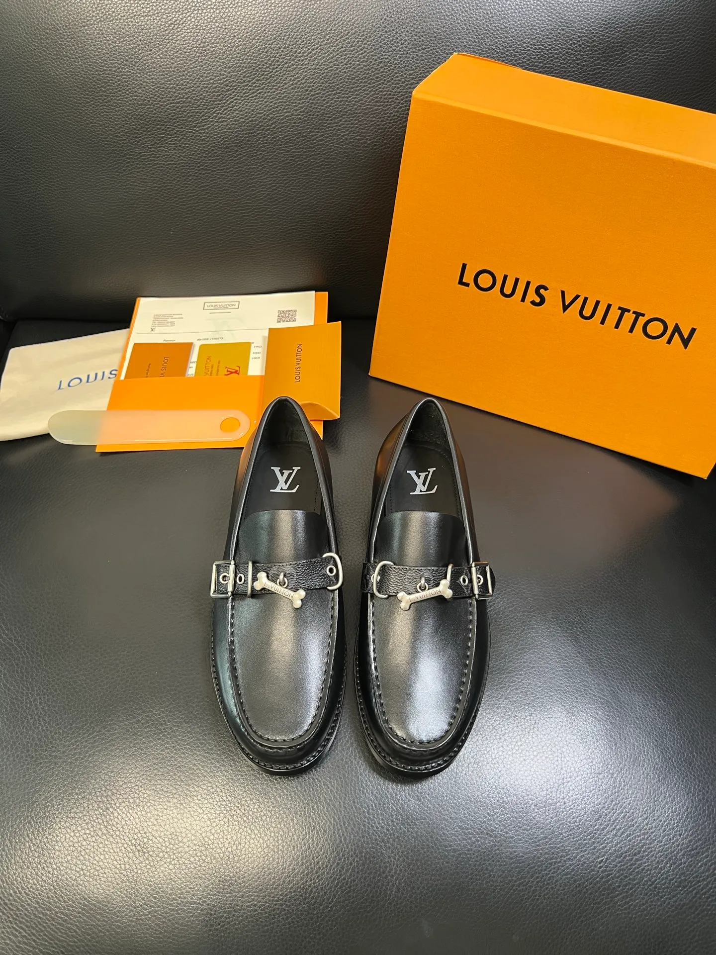 Men's shoes 💰920 Lv high quality top crafts Louis Vuitton leather shoes counter synchronized with original factory configuration, uppers imported from Italy, imported water-dyed cowhide lining, soles: original genuine leather soles specially provided by the original factory, original factory and single goods, welcome to compare, code number 39-44 (customized 38 45 46)